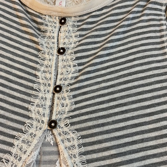 Xhilaration  Back lace And Buttons Grey  and White Striped Flowy Top Size Small - Picture 2 of 7
